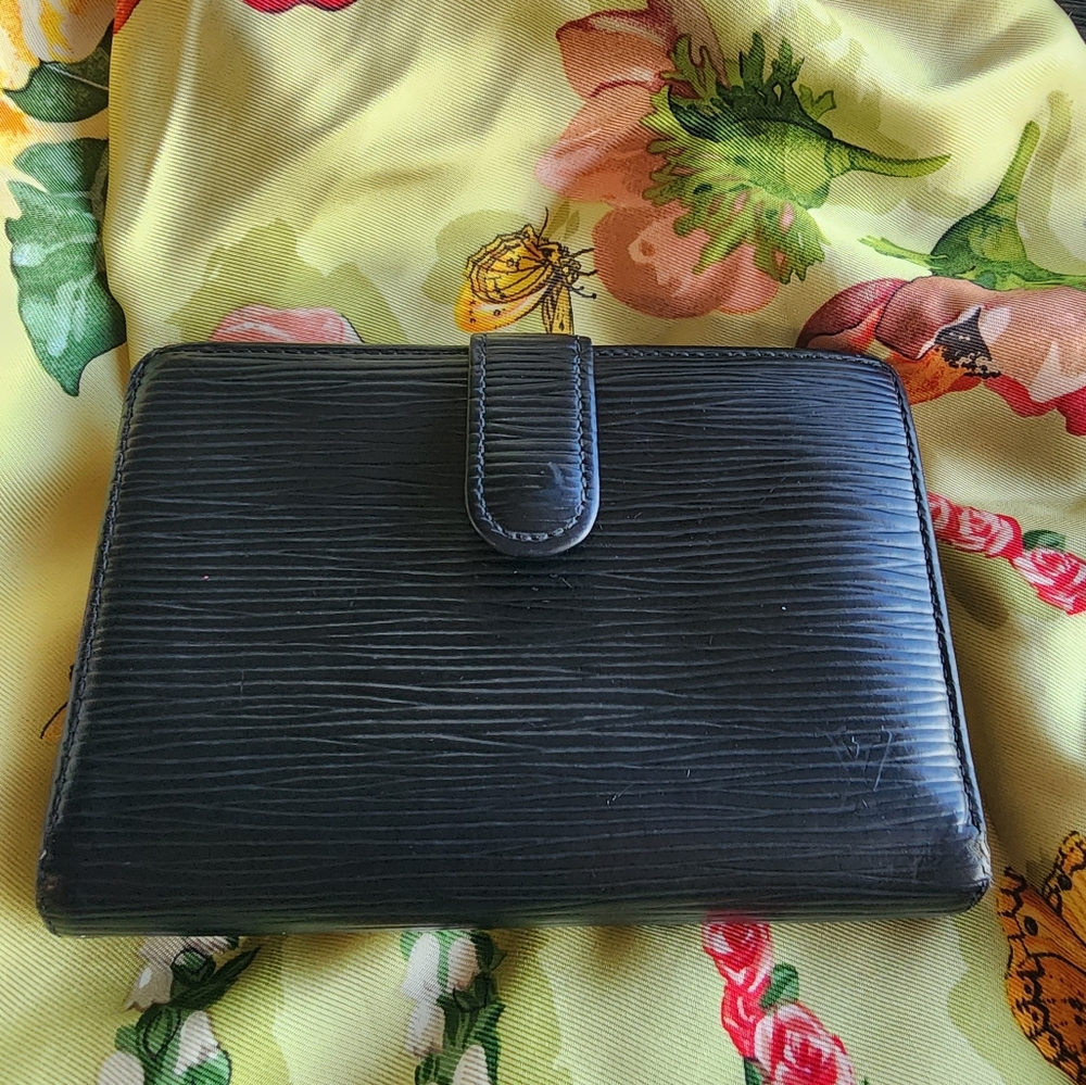 Louis Vuitton Black Epi Clutch w/Wallet - Picture 5 of 17